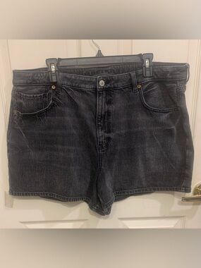 American Eagle Black Mom Size: 18 Shorts.        3263